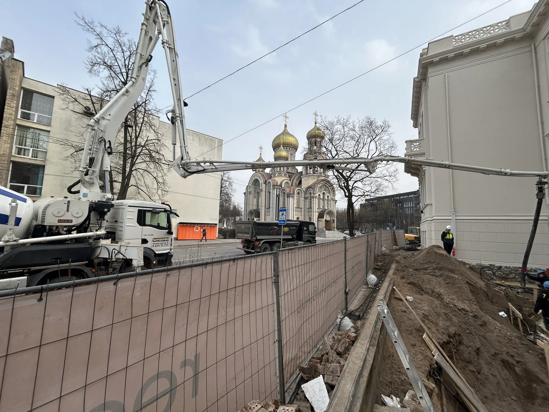 Betonavimo darbai prie pastato