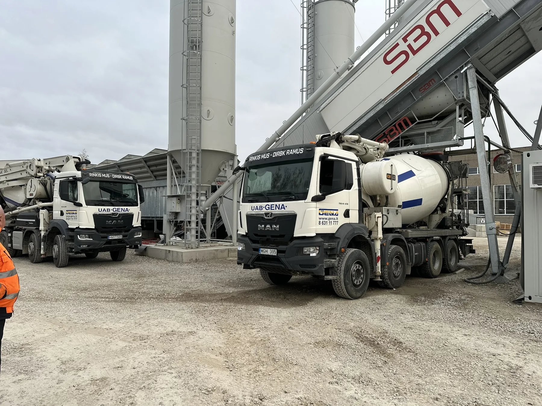 Betonvežiai prie betono gamyklos